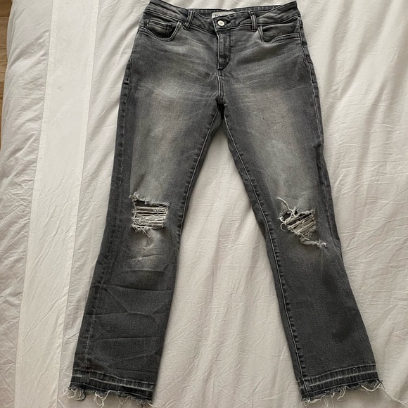 DL1961 Mara distressed straight leg. Size 28 - Picture 2 of 5